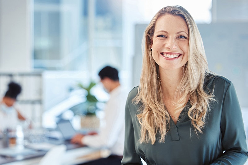 Kvindelig leder arbejder med individuelle personprofiler i den daglige ledelse.
